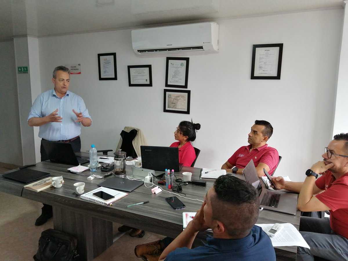 loicfrei's tweet photo. En @acodea_ trabajamos en una propuesta de valor innovadora para los productores de Global Cafés. Así, la Cooperativa fortalece su competitividad en un contexto internacional en el cual los precios de las materias primas están muy volátiles. Gracias Tomás @FFP_AgriCord y @AFD_es https://t.co/Lvq57mTN2k