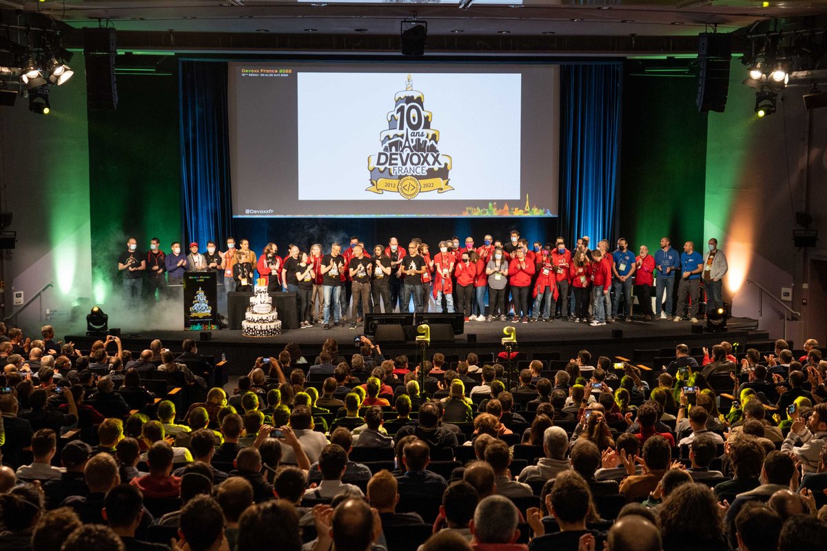 ZouheirCadi's tweet photo. @Sharat_Chander @devnexus @Jfokus @DevoxxFR @DevoxxUK And @DevoxxFR charts are nothing without the back-office team. Thanks to them @Sharat_Chander https://t.co/iPTJAx0Ts3