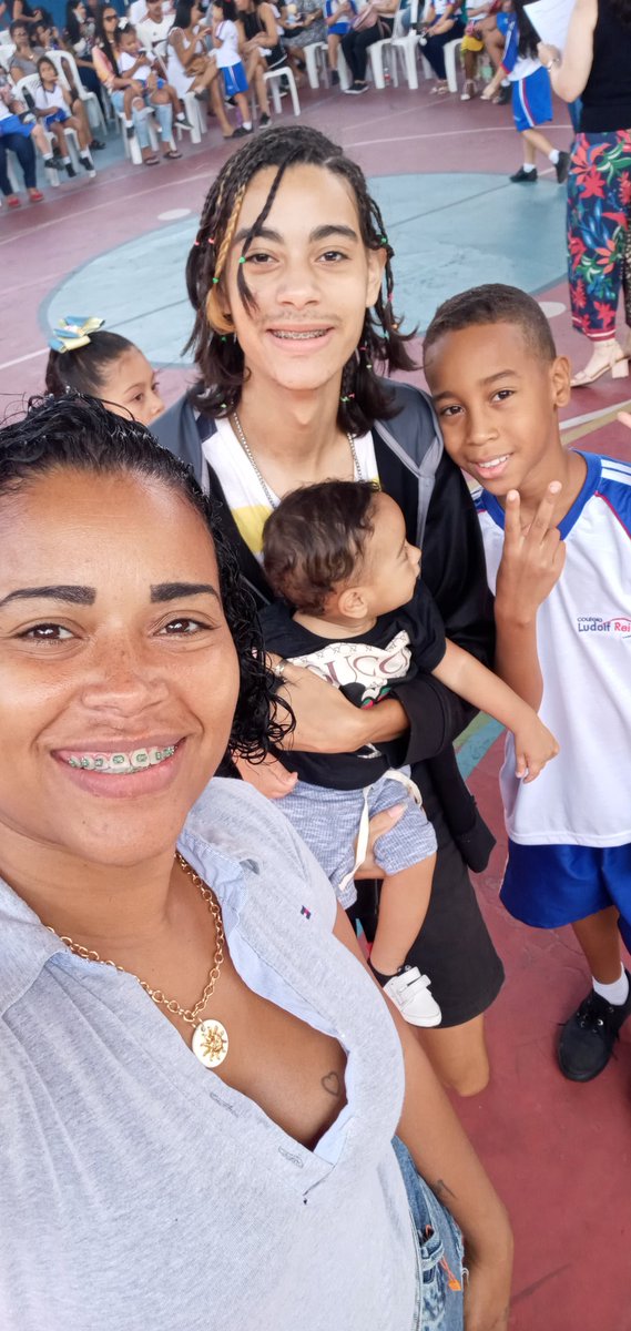 Minha vida são vcs amo cada dia mas com vcs do meu lado me sinto tão forte💙👣