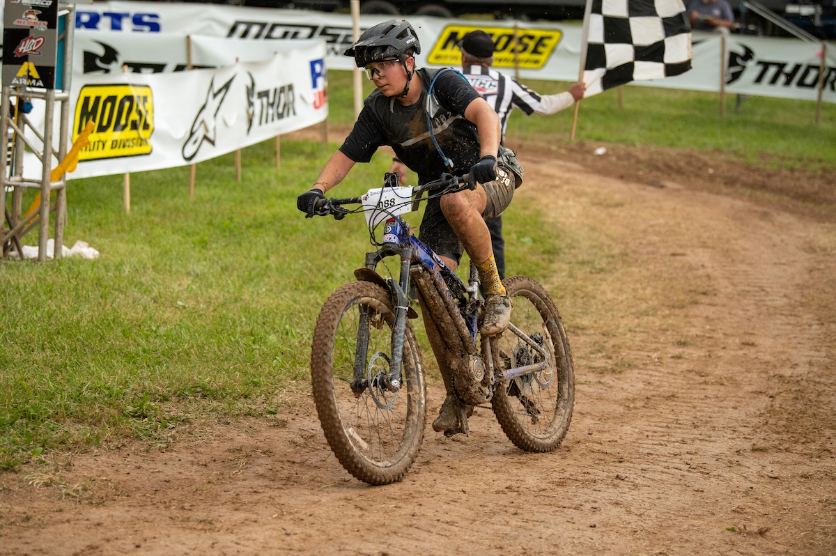 yamahabicycles's tweet photo. Ty Teasdale takes the victory at Round 7 of GNCC!
In GNCC eMTB racing, Ty Teasdale took his AmPro Racing #YDXMOROPro to a victory in the XC2 class with Mitch Hawkins riding his AmPro Racing #YDXMOROPro to a second-place podium position in the Amateur (14+) eMTB class. https://t.co/mI00WHYSq6