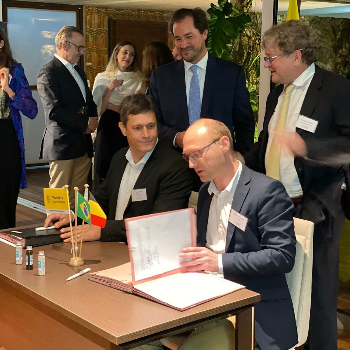 belgiumsaopaulo's tweet photo. Ficamos muito felizes em acolher na residência a recepção de #networking da 1ª missão econômica multisetorial da @Flanders_SP desde o início da pandemia.
O evento teve trocas muito interessantes, incluindo a assinatura de um primeiro contrato, um ótimo sinal! 🤝
#fit #flanders https://t.co/fz8yAV2g1I