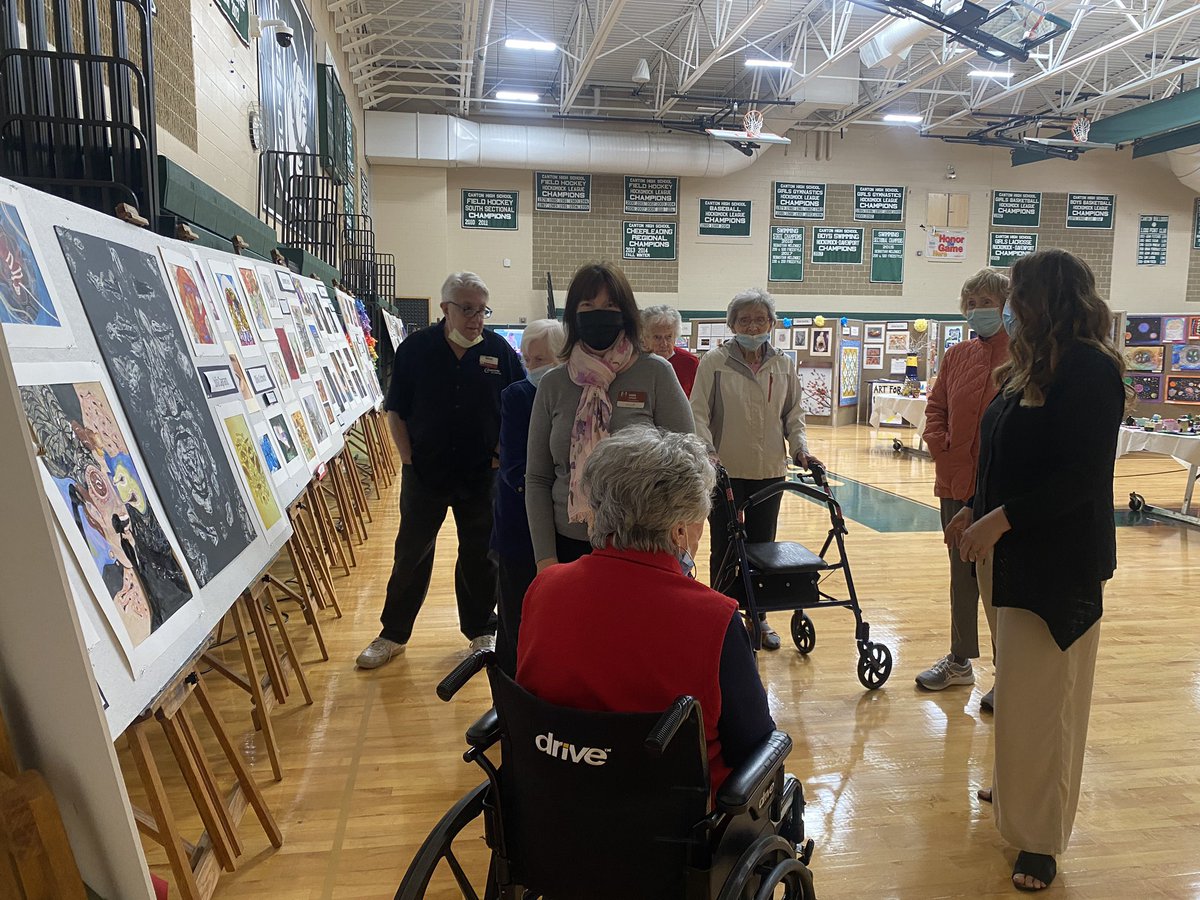 CPS_VisualArts's tweet image. Today we hosted an art show visit for Cornerstone memory care in Canton.