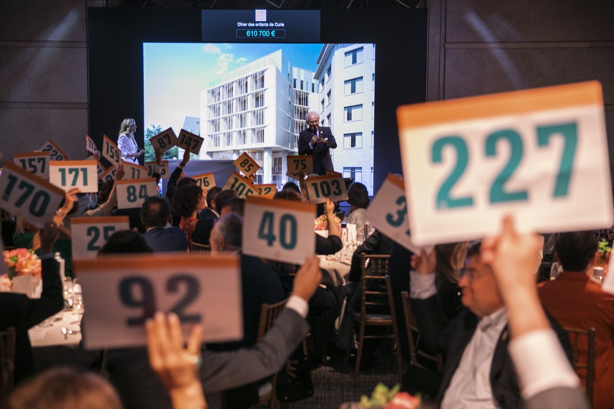 institut_curie's tweet photo. 650 000€ collectés pour la construction du centre d’oncologie pédiatrique intégré SIREDO lors du Dîner des Enfants de Curie !

Une soirée exceptionnelle grâce à la présence de @ed_carine7, maîtresse de cérémonie, @mariealefur, marraine de l'événement et des généreux donateurs 👏 https://t.co/F0TKM9ch7h