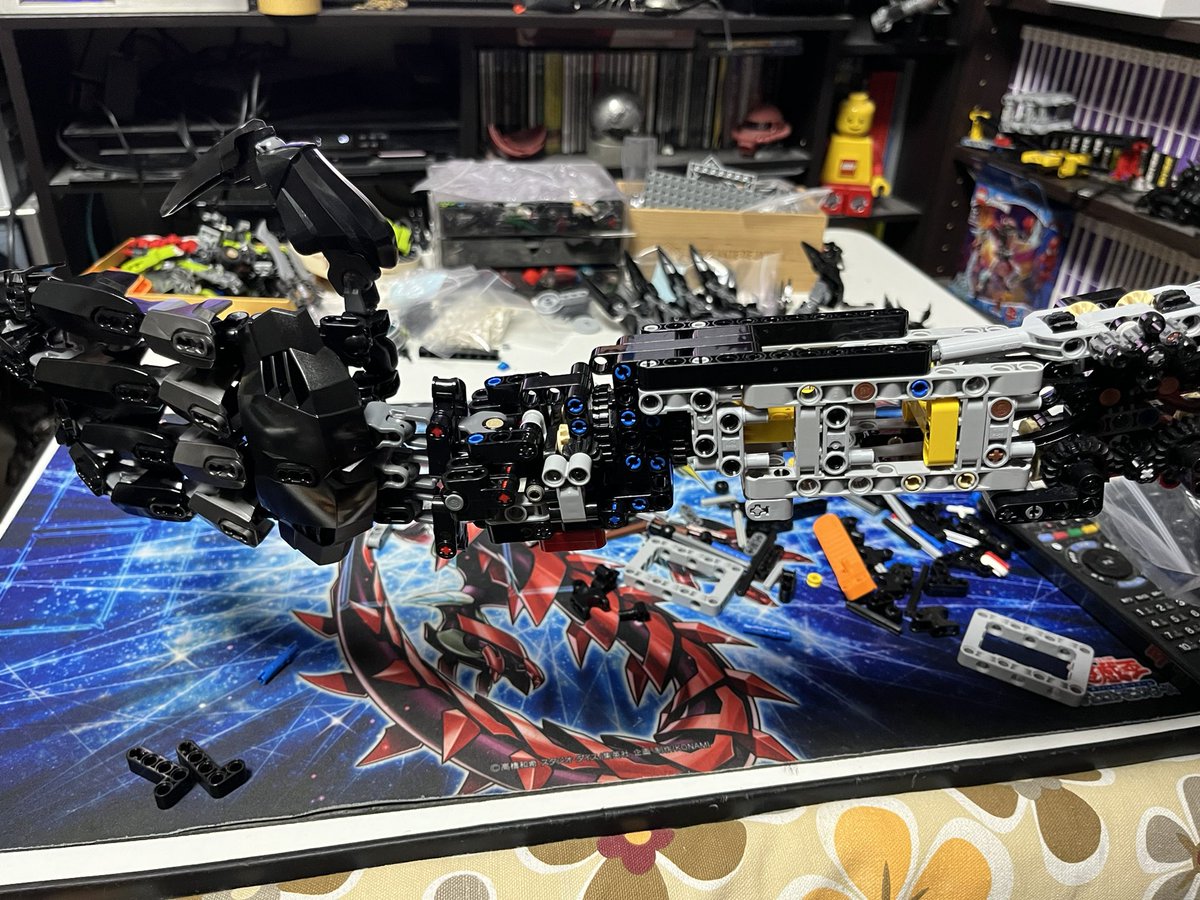 手首ちょっと改良
ようやく腕と繋げられた
手首だけでもそれなりに重量あるので単純に立たせた場合は倒れやすくなる可能性もあるけど、本来はジオラマ上での運用を想定してるのでこれだけ強度があれば手をつく場所を用意してやることで3〜4点で体重を支えられるようになってかなり安定するはず