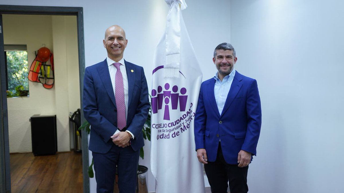 AlcaldiaMHmx's tweet photo. El alcalde @mauriciotabe se reúne esta mañana con el Consejero Presidente de @elconsejomx @guerrerochipres, con quien habla sobre acciones a realizar en beneficio de nuestras vecinas y vecinos de Miguel Hidalgo. https://t.co/LzrA4NRESB