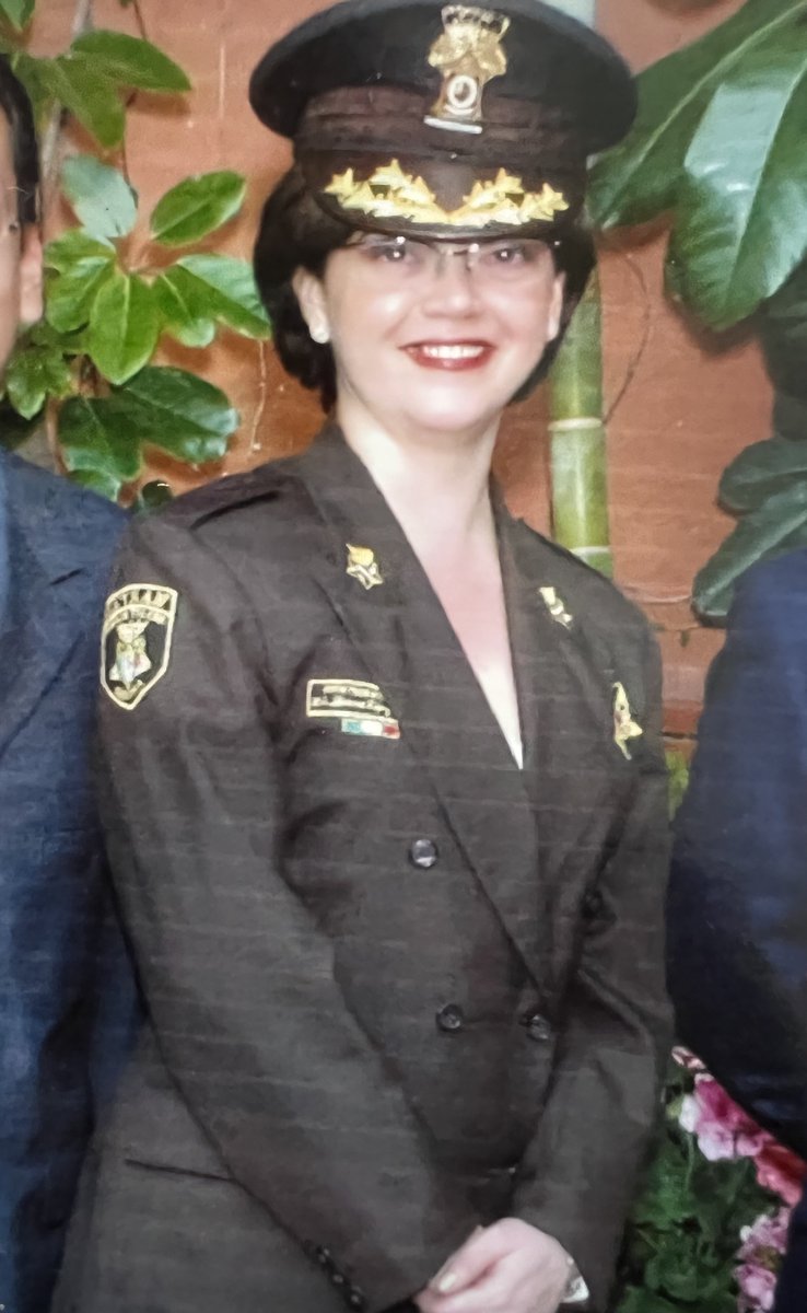 LopezAcevedo_A's tweet photo. Me compartieron esta foto de cuando fui la Comandante en Jefe de Tránsito del Estado (la foto es del año 2004). Qué bonitos recuerdos. Desde aquí les mando un saludo y un fuerte abrazo a todos mis amigos Comandantes y a la tropa. https://t.co/2hMqxYwgWx