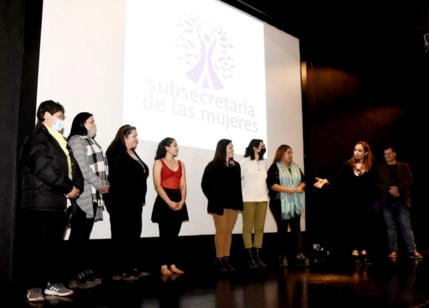 submujeres_nqn's tweet photo. Parte de nuestro equipo que trabaja todos los días por y para vos!💜
Recorda que podes comunicarte con la casa integral de las Mujeres #Aliwenko de lunes a viernes de 8 a 15 hs. Al 📞 4491218
@MarianoGaidoOk @AleOehrens https://t.co/z7mPIFof8Z