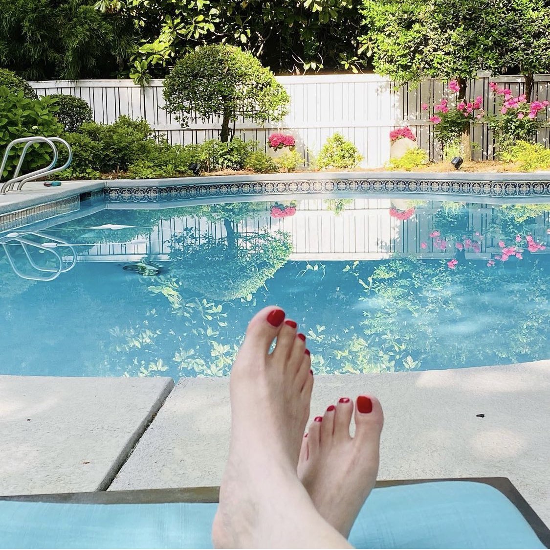 Faye2509's tweet photo. Last day of school của đám cháu có nghĩa là bắt đầu mùa pool party của gia đình ở nhà con em. Phận nghèo như mình thì cứ hưởng ké thôi. https://t.co/rYk7kl8xIa