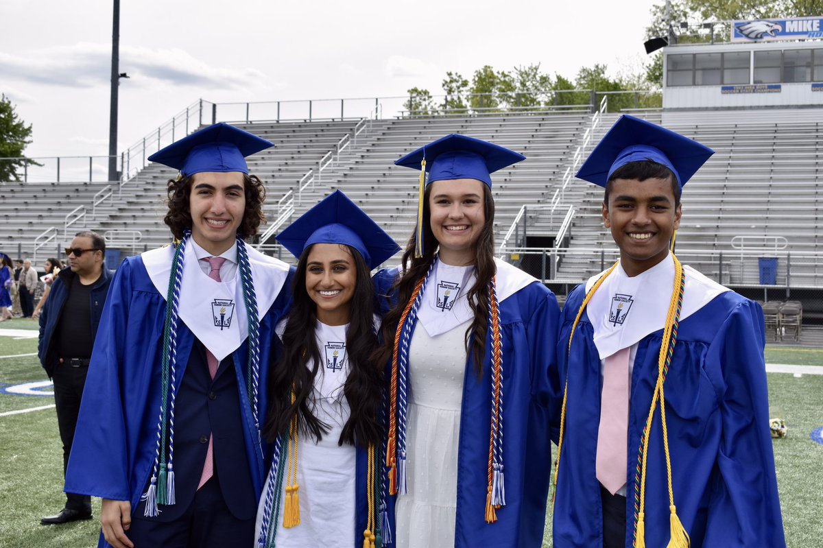 Congratulations to our seniors who graduated this past weekend!! We are so proud of your hard work and dedication to the Sandburg Debate Team💙 We wish you the best of luck in your future endeavors🦅#d230 #WinTheDay #sandburgdebate