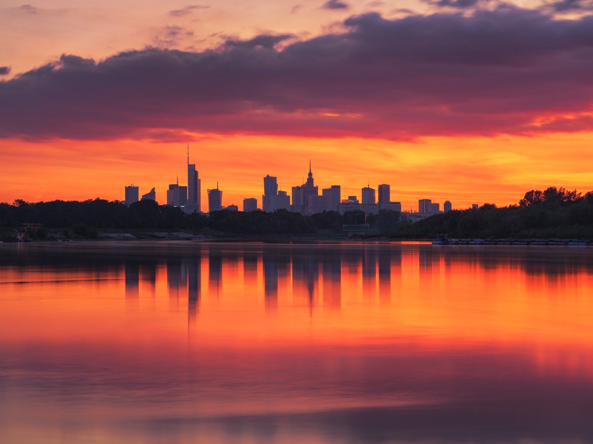 Yesterday's spontaneous sunset in #Warsaw. I consider it a pretty sexy one 😉