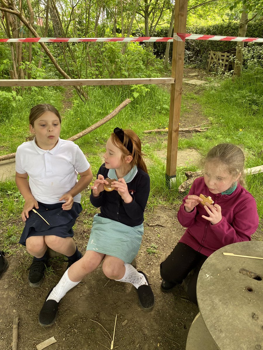 AusLexiconClub's tweet photo. Lexicon Club had fun toasting marshmallows today. @austhorpeschool https://t.co/gEL5m4zLWA
