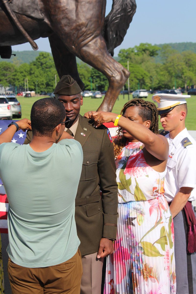 Roberts10I's tweet photo. Dear Black Man,

You did it, you earned it, you are strong, you are intelligent, you are hard-working, you are just getting started. Go out and breakdown more barriers. I love you and I am proud of you. 

The best to you,
The kid who believed https://t.co/EyPg9wIesH