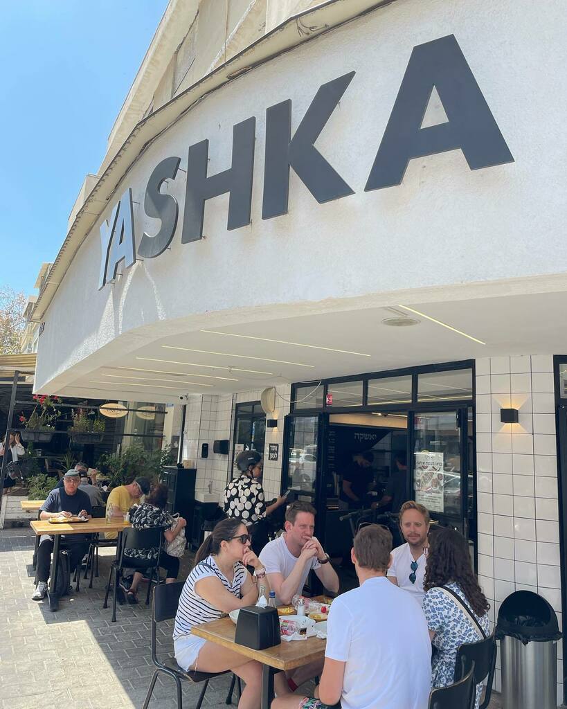 gillespudlowski's tweet photo. Au royaume de la #streetfoood, #telaviv est reine. Ainsi chez #yashka où l’on croque #shawarma , #houmous et #tehina à toute heure . Belle ambiance sans complexe …#dizengoff @yashka_tlv #yummy #foodpics #foodstagram #instagood #foodforthought #delic… https://t.co/bo2p82nnIO https://t.co/nmm24DRh8q