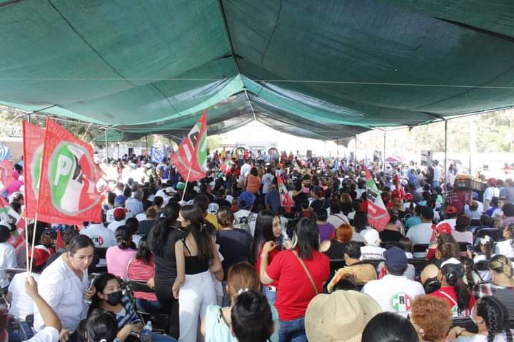 Que jamás se nos olvide acarrear sillas y atender a nuestra gente !! 
Así empezamos, así seguiremos 😀 
Les comparto algunas pics de <a href="/josejoseantonio/">Toño Ochoa</a> y <a href="/EVillegasV/">Esteban Villegas V.</a> ayer en el Fidel Velasquez uauaua