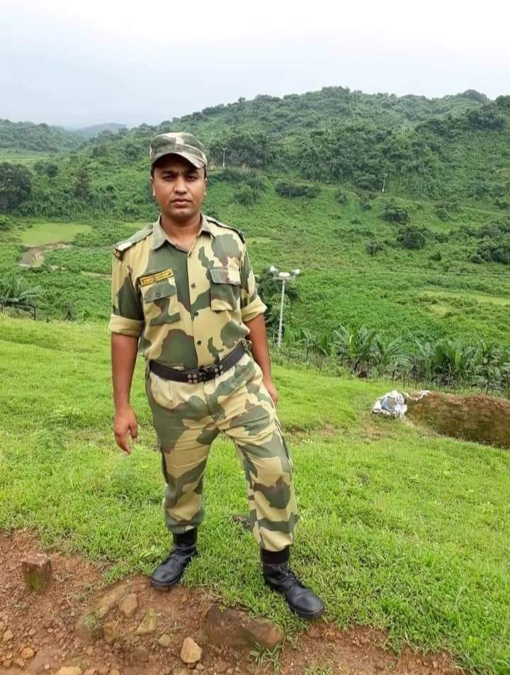 Tarunendar1's tweet photo. जम्मू कश्मीर में अपनी शहादत देकर मध्य प्रदेश और दमोह का नाम रोशन करने वाले बीएसएफ के जवान शहीद आकिल खान को विनम्र श्रद्धांजलि । परिवार को ईश्वर दुख सहने की  शक्ति प्रदान करें ।
शत शत नमन वीर सपूत 💐🙏
तरुणेन्द द्विवेदी जवा https://t.co/MGUkglliDI