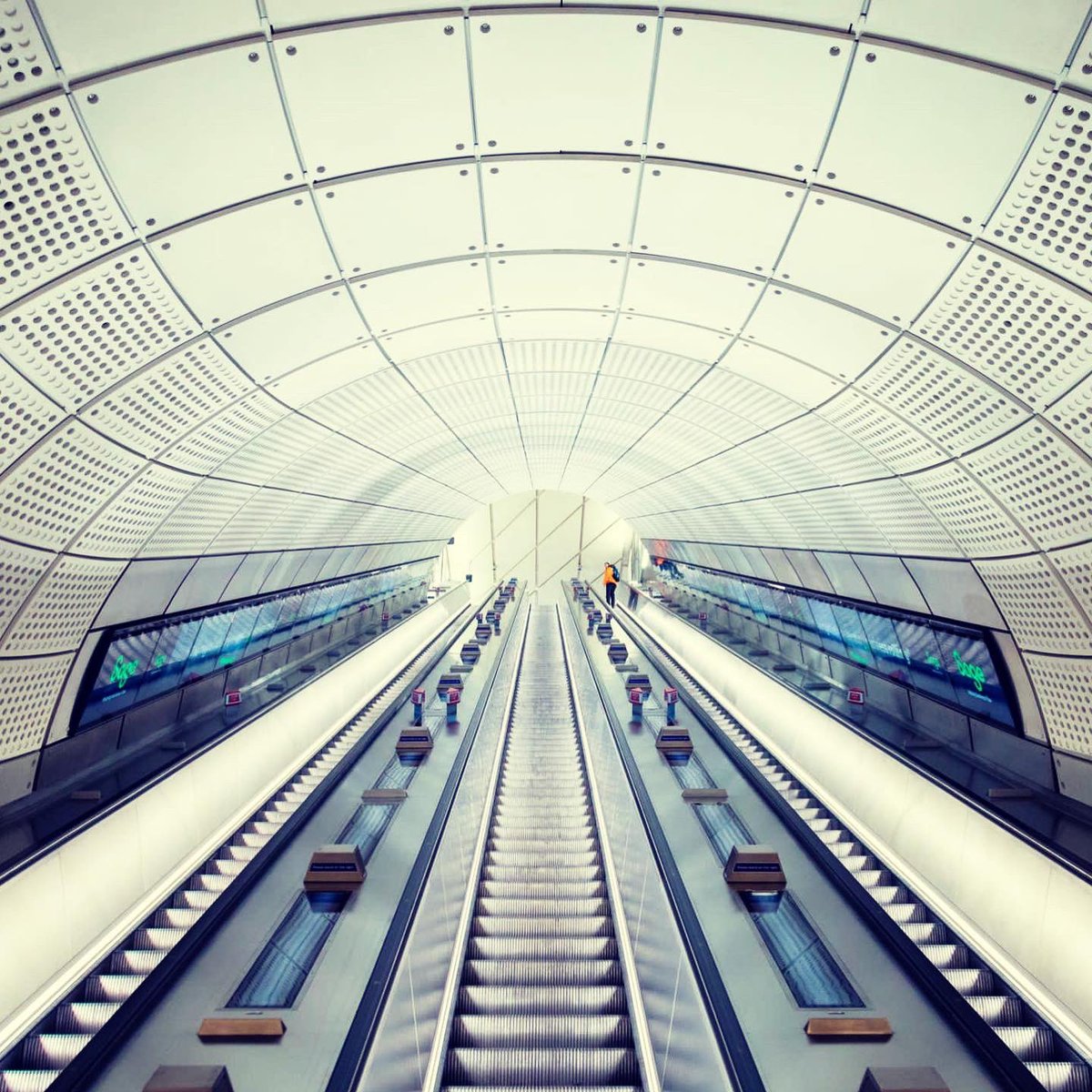 CoiaBalleste's tweet photo. “Elisabeth Line” la nova línia de metro de Londres que modernitza la xarxa i la ciutat. Híbrid entre metro i tren; travessa Londres d’oest a est,  és molt més ràpid i porta el nom de la reina. @324cat @Catinformacio 
#elisabethline https://t.co/lU4GehmkML