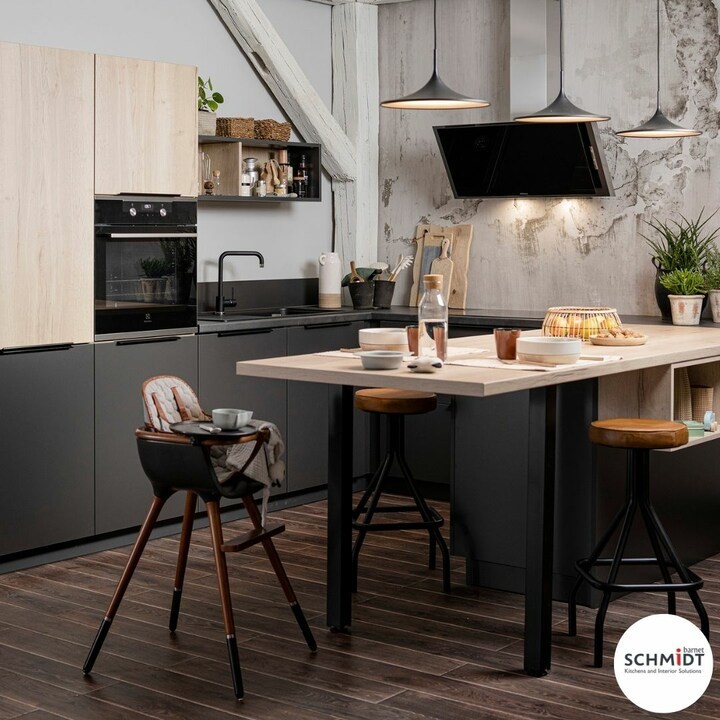 schmidtbarnet's tweet photo. This #light #wood and anthracite #U-shaped #kitchen featured in Harvey and Canelo colours stand out for its practical design thanks to the many integrated storage possibilities under the eating area.

Get in touch today on 020 3691 8888 to discover more #interiordesigner https://t.co/a53McZJDDg