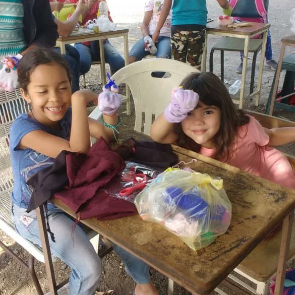 misioncultur's tweet photo. #Roscio Niños y niñas de Pariapan participan en Taller de elaboración de títeres, a cargo del cultor sncp Gustavo Oval @VillegasPoljak @kvmillan @moraomar15 https://t.co/7GrC2fdMpj