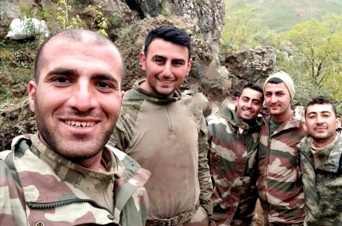 Sanki içlerine doğmuş gibi şehitlik..

1 fotoğraf, 5 kahraman şehit.. Allah'ın rahmeti üzerinize olsun yiğit kardeşlerim..

Şehit Celal TEKEDERELİ 
Şehit Onur DOĞAN
Şehit Abdulkadir GÜLER
Şehit Bican KAPILAY
Şehit Hüseyin CANKAYA