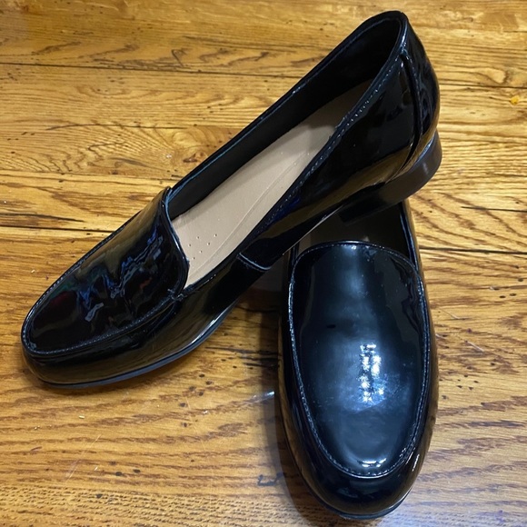 estateoforder's tweet photo. So good I had to share! Check out all the items I'm loving on @Poshmarkapp #poshmark #fashion #style #shopmycloset #clarks #earthspirit #catjack: https://t.co/IxZ8qpYio4 https://t.co/qwoDSVAbFJ