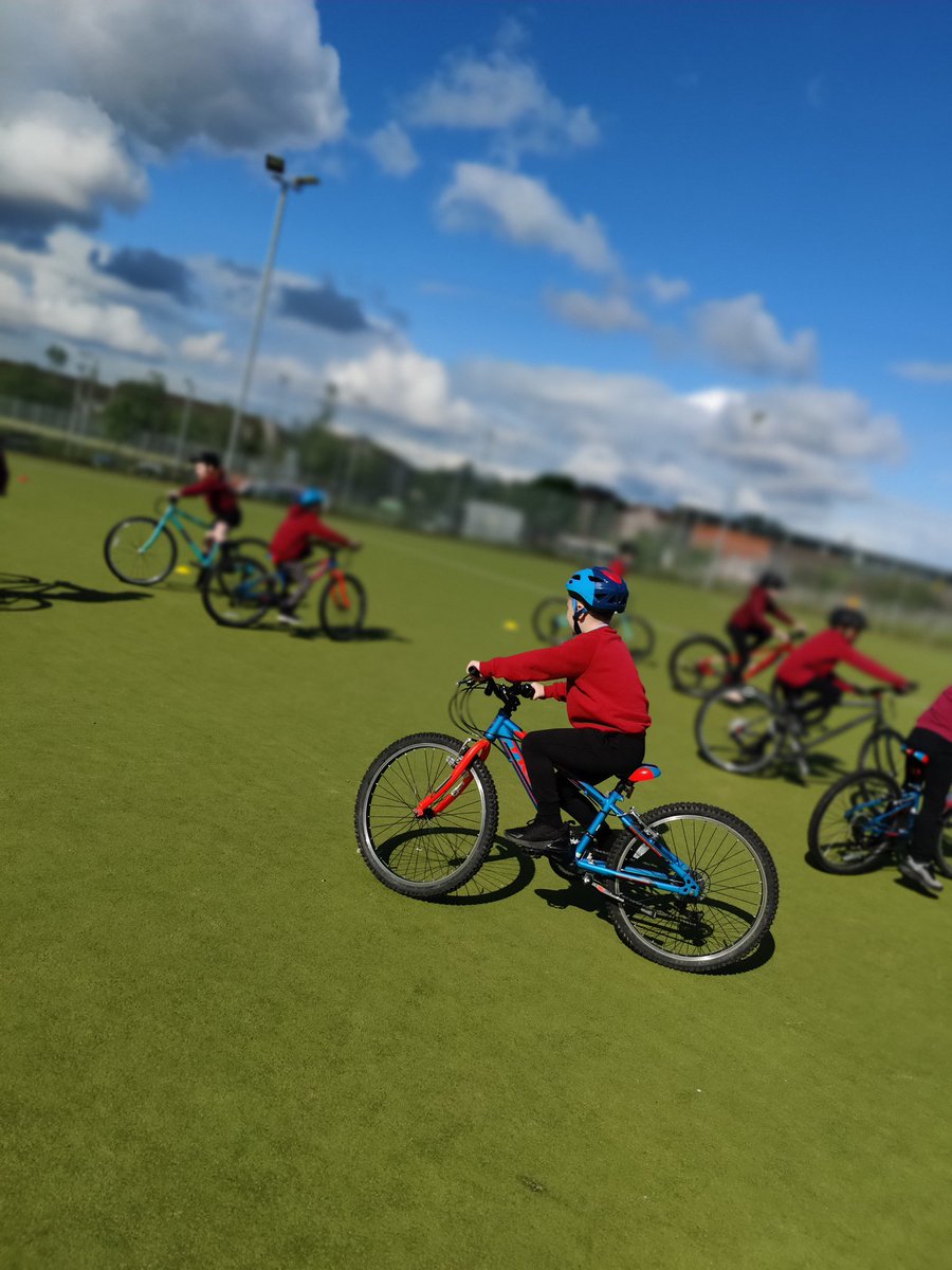 ERAGLENBURN's tweet photo. onwards and upwards with our level 1s &amp; 2s and our level 3s cycling to Auchinlea Park &amp; Hogganfield Loch 😁👏 Kids had great fun even when it started to pour down 😂🌧️

@mandy1_morgan @activeschoolsjm @RuairiKelly_ @CllrBurke @StRoLAttain https://t.co/KQxxbbO1V5