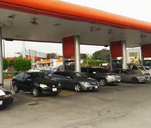 diariopanorama's tweet photo. La estación de servicio D’Empaire, ubicada en la avenida Fuerzas Armadas de Maracaibo, a partir de este martes 24 de mayo pasa a trabajar las 24 horas, modalidad internacional, anuncia en Twitter, y a través de un video, la cuenta Pdvsa Mercado Nacional. https://t.co/hSvGatDXhT