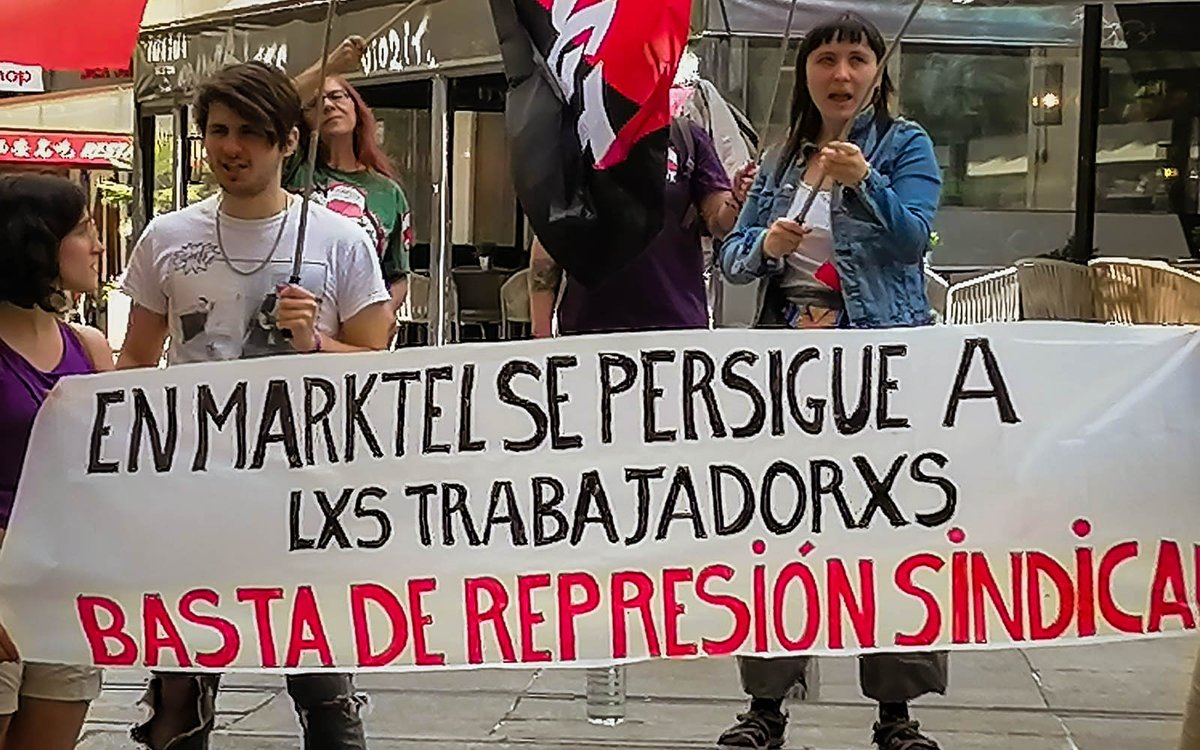 AccionCgt's tweet photo. A. SINDICAL | Esta mañana frente a los Juzgados en la concentración en apoyo a Alex León en su juicio exigiendo la readmisión en su puesto de trabajo

#AlexLeónReadmisión #RepresiónSindical https://t.co/tyBnLLDX6L