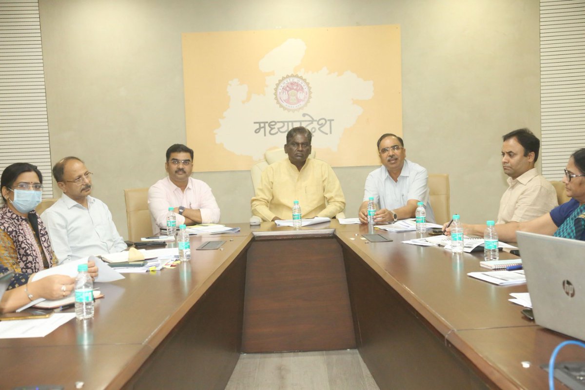 healthminmp's tweet photo. उपलब्ध संसाधनों का बेहतर उपयोग कर स्वास्थ्य संस्थाओं में नागरिकों का भरोसा बढा़एँ
➡️ स्वास्थ्य मंत्री @DrPRChoudhary ने विभागीय समीक्षा में दिये निर्देश
Read More:https://t.co/9dwudZwJjn
#HealthDepartmentMP
#JansamparkMP https://t.co/l59RIA5SBD