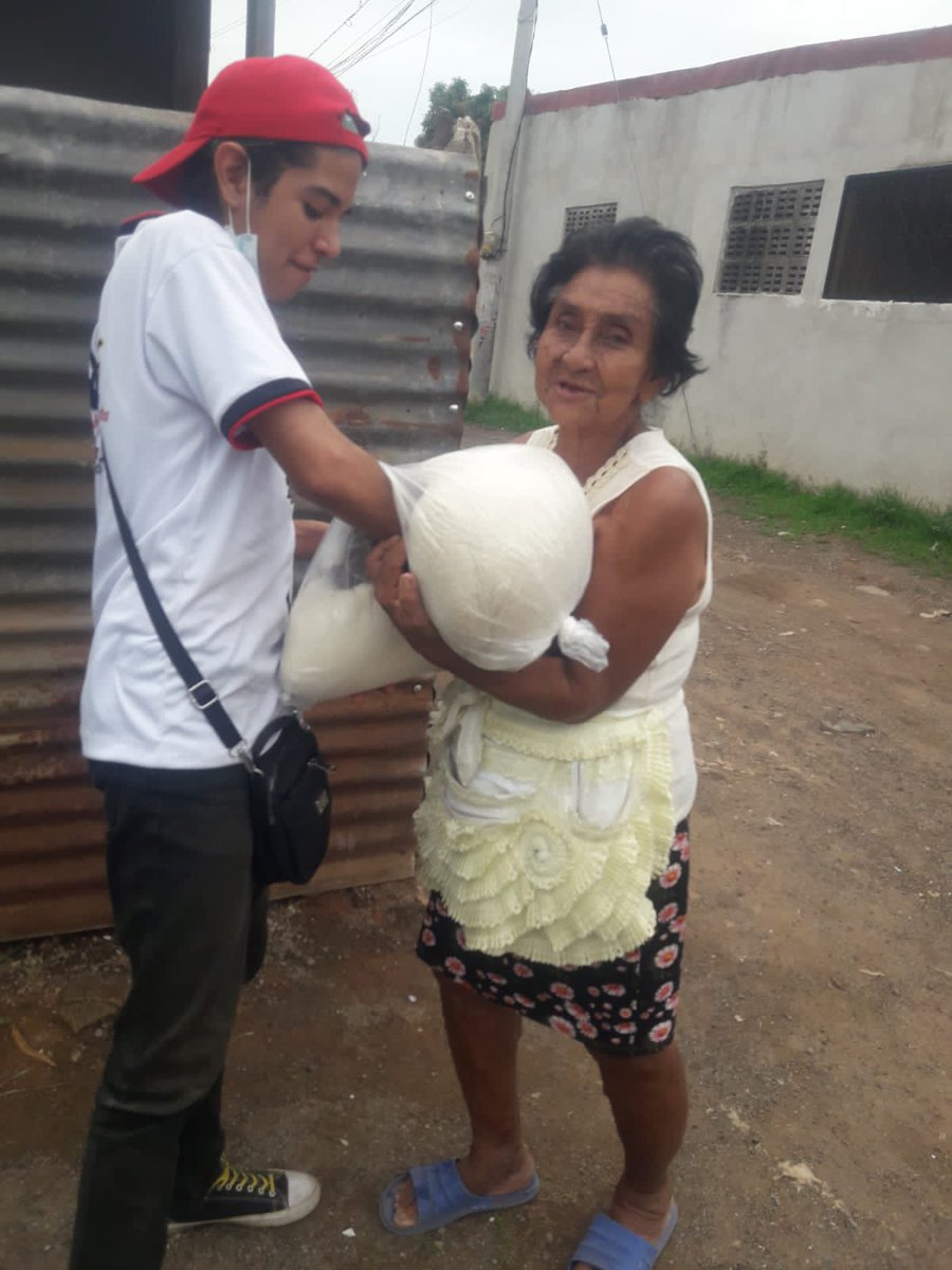 Dtto1Granada's tweet photo. #VictoriasDeLaPaz || Promotoria Solidaria de JS19J, realiza entrega de paquetes alimenticios a protagonistas del Distrito 1 de Granada.❤️🖤✊🏾

#Nicaragua https://t.co/E7s0YIdcpx