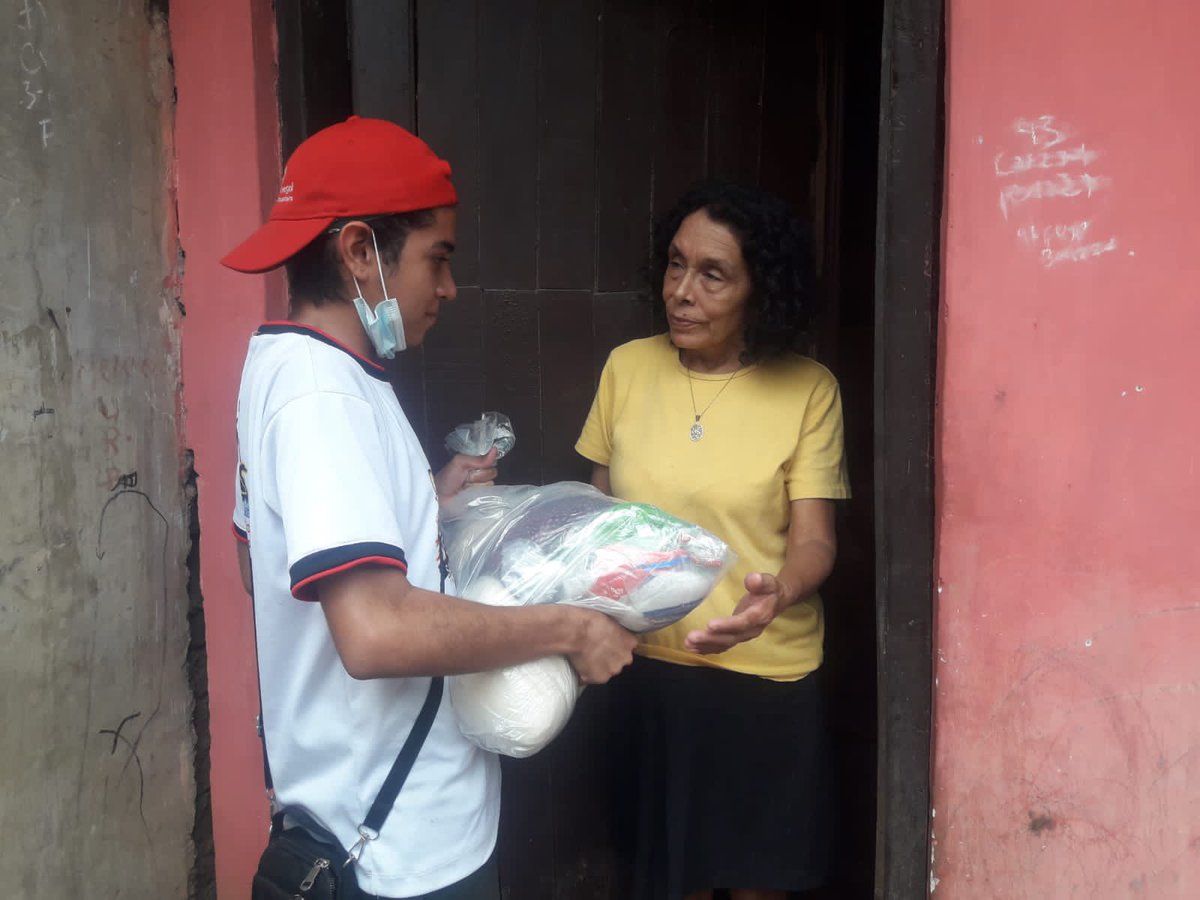 Dtto1Granada's tweet photo. #VictoriasDeLaPaz || Promotoria Solidaria de JS19J, realiza entrega de paquetes alimenticios a protagonistas del Distrito 1 de Granada.❤️🖤✊🏾

#Nicaragua https://t.co/E7s0YIdcpx