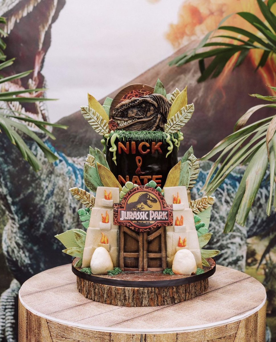 All things 🦖 for Nick &amp; Nate’s celebration!

📸 <a href="/jadoreliv/">OLIVIA BRAVO</a> 

#jurrasicworld #jurrasicpark #jurrasiccake #birthdaycake #cake #birthday #eddascakes