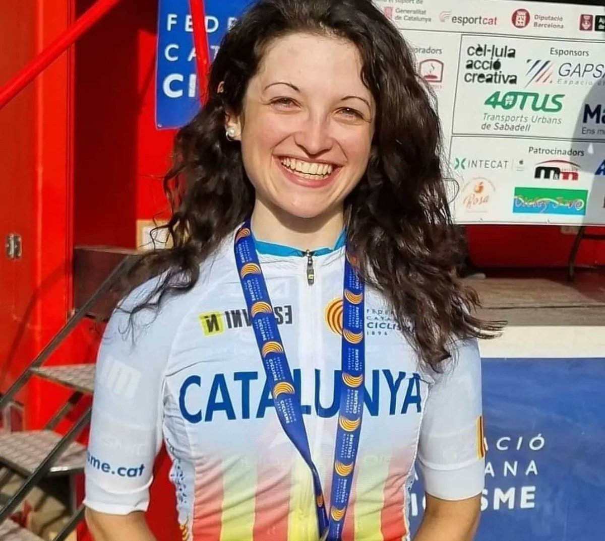🚴‍♀️ L'Emma Ortiz (<a href="/emma__98/">Emma Ortiz</a>) és la nova campiona de Catalunya de ciclisme en ruta! La ciclista terrassenca es va imposar diumenge en una prova molt competida a Sabadell, on la Laura Martínez, del <a href="/Tciclismeclub/">Terrassa Ciclisme</a>, també va guanyar el títol en categoria cadet. Moltes felicitats!
