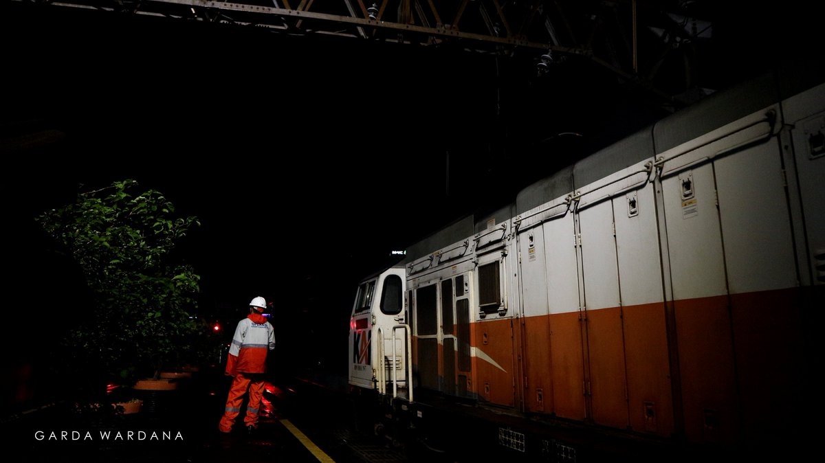 valegardaw's tweet photo. Midnight at Gambir 🌠
.
.
CC206-23
#Twitter #photo #kereta #keretaapikita #lokomotif #cc206 #keretaapiindonesia #indonesiarailways #kai121 #indonesianrailways #photography #fotografi #canon #canonindonesia #gambir #jakarta #stasiungambir #explore #indonesia #ayonaikkereta https://t.co/bGyOTUI5Gu