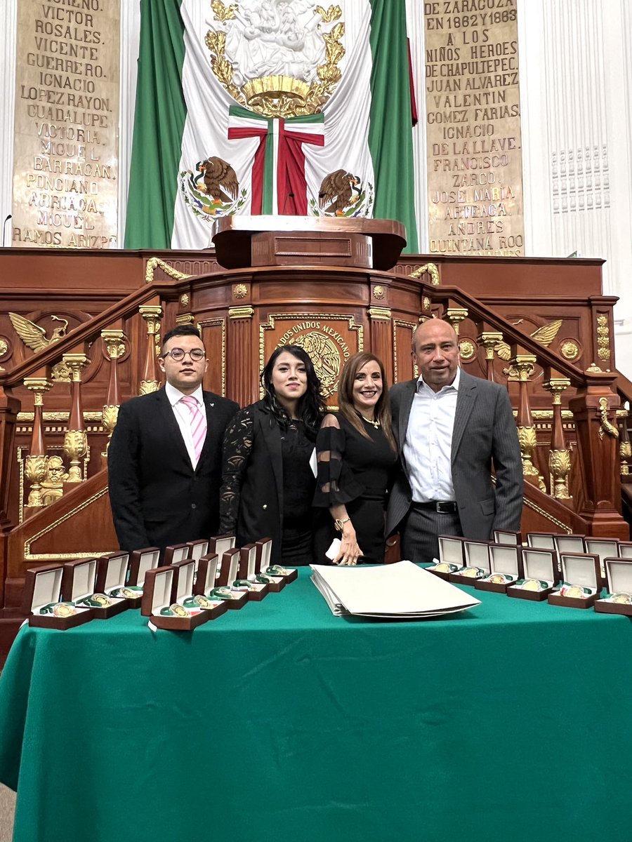 HectorBarrera_'s tweet photo. ✅ Es para mi un placer poder hacer entrega de la medalla al “ Mérito Docente del año 2021, Profesor José Santos Valdés.” 🏅

“La educación es el arma más poderosa que puedes usar para cambiar el mundo.” 

- Nelsón Mándela. 
.
.

#SeguirParaServir #DiputadosEnAcción #TodosSomosHB https://t.co/86l8nDrddD