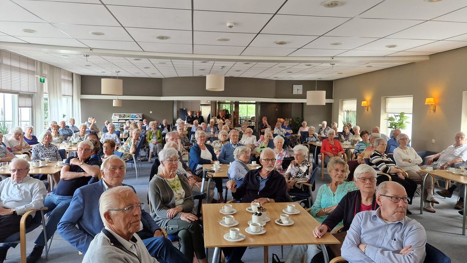 HofvSliedrecht's tweet photo. Vandaag maakte onze nieuwe directeur Bastiaan Verheij kennis met de bewoners van Hof van Sliedrecht en Residentie Sleijeborgh. Voorzitter van de Raad van Toezicht, Johan Lavooi, heette Bastiaan van harte welkom. Bastiaan veel succes met deze mooie uitdaging! https://t.co/Ubn5YojEce