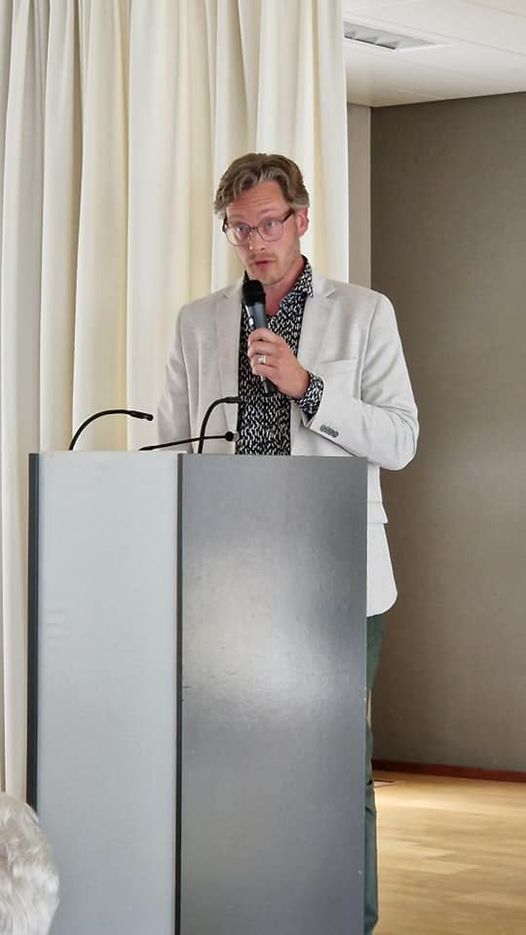 Vandaag maakte onze nieuwe directeur Bastiaan Verheij kennis met de bewoners van Hof van Sliedrecht en Residentie Sleijeborgh. Voorzitter van de Raad van Toezicht, Johan Lavooi, heette Bastiaan van harte welkom. Bastiaan veel succes met deze mooie uitdaging!