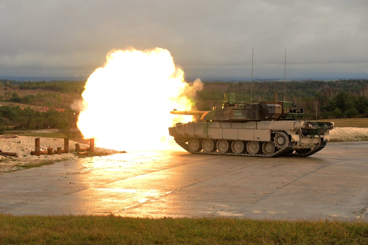 KNDS_France's tweet image. Le système de chargement automatique du char #LECLERC permet le tir en mouvement avec une cadence de l'ordre 8 coups par minute sur des cibles situées entre 3000 et 4000 m. #MainBattleTank