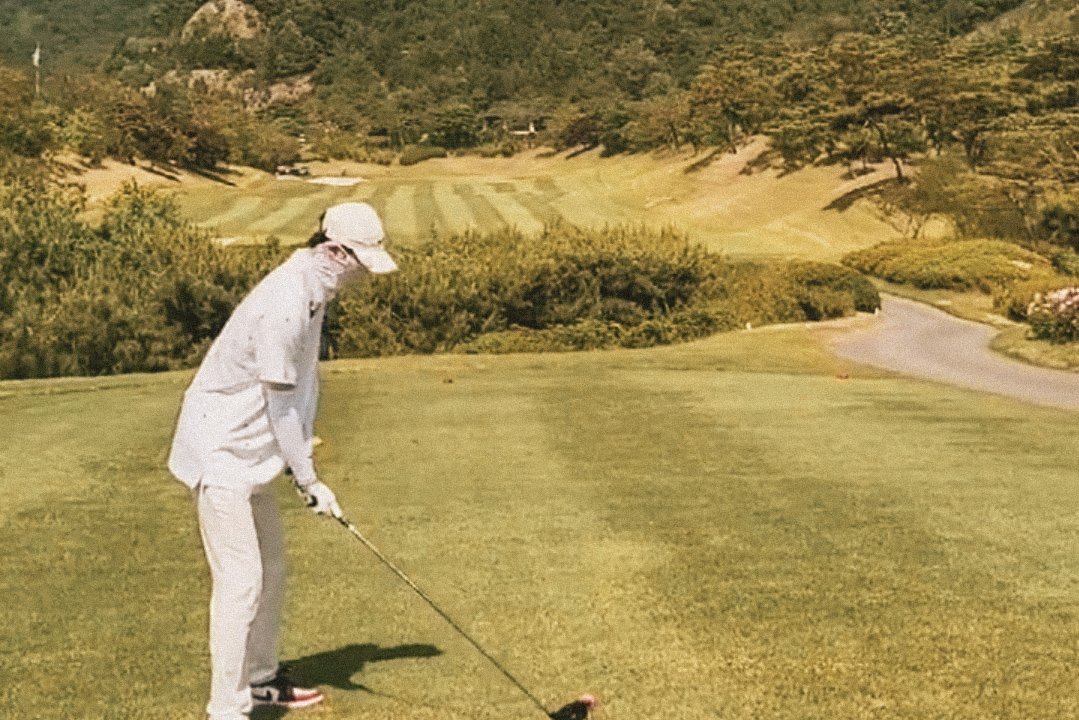 taejinkoofilms's tweet photo. jin and taehyung playing golf ⛳🏌️ https://t.co/yJuwmX8zJQ