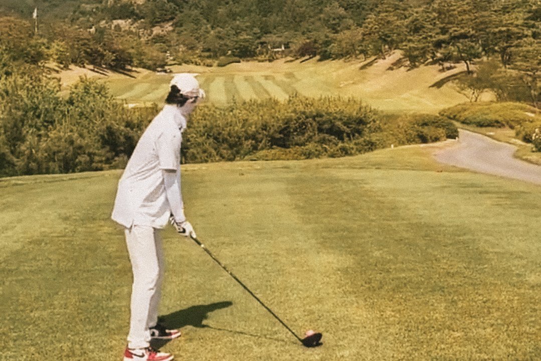 taejinkoofilms's tweet photo. jin and taehyung playing golf ⛳🏌️ https://t.co/yJuwmX8zJQ