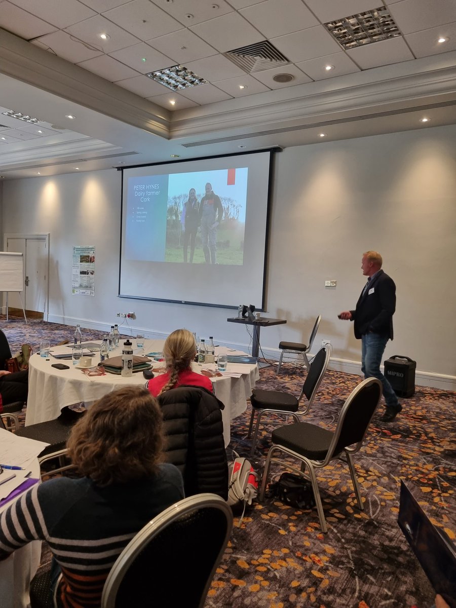 @Peterhynes15 the final talk today day @SheepVetsoc Belfast a captivating talk 'Without a team ethos, support care & love, we can't perform to our best' look at your team, listen, support #farmervets #family #tackleyourfeelings @AgMentalHealth @_Run1000 @samaritans call 116 123