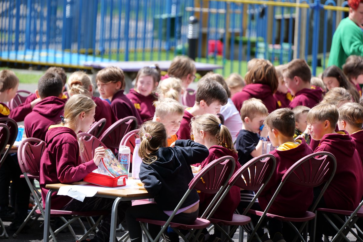 ParboldDouglas's tweet photo. DELICIOUS Platinum Jubilee lunch today! Very special to eat outside together as a school family. Thanks to the team at @mellorscatering! 👏👑🇬🇧 https://t.co/paCyKpWotV