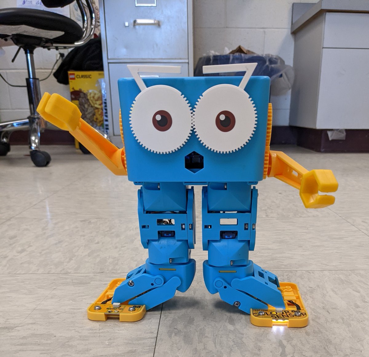 BarnsteadSchool's tweet photo. Mr. Osiecki and Mr. Giunta are "trialing" Marty the robot from Robotical! Here are pics from our second week. https://t.co/nAhKRm3ThN