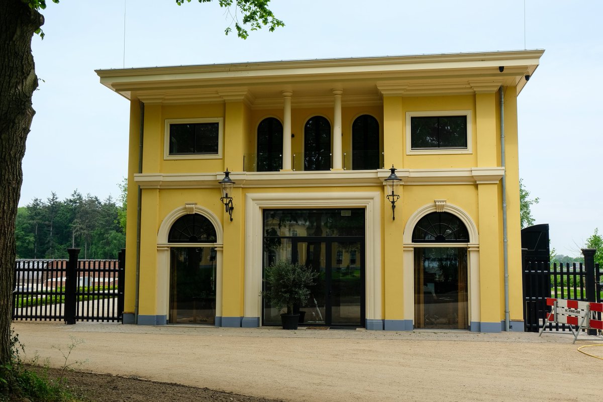 Vrijdag 1 juli vindt van 14.30 uur tot 17.30 uur, in het fraai herbouwde Koetshuis van Huis Landfort in #Megchelen, de Zomerreceptie van de gemeente plaats. De receptie is in plaats van de Nieuwjaarsreceptie.  Noteert u datum en tijd alvast in uw agenda? bit.ly/3G8VGYS