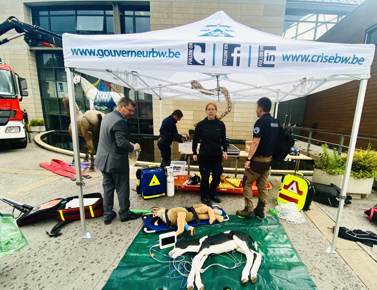 Marc_Lerchs's tweet photo. #Vétérinaires #Urgentiste #VUSC  #Wallonie @CrisiscenterBE @ZoneDeSecoursBW @CRC_Wallonie @plagadec @editorialcrj @plagadec Le projet des vétérinaires-urgentistes (activables  en cas de plan d’urgence) signé aujourd’hui par @gillesmahieu, Gouverneur du #BW https://t.co/BhVpYW9PHF https://t.co/bc7wkkqQ9l