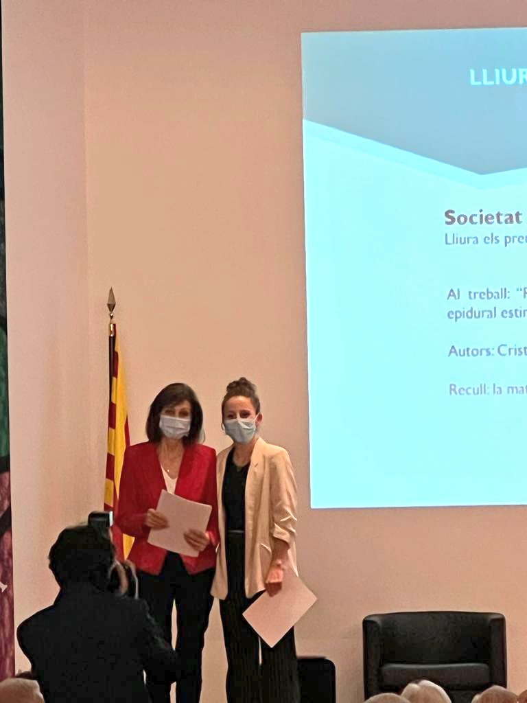 aperebrat's tweet photo. @juulscee recull el premi de la @SocCatDolor a la millor comunicació per les R3 de #CAPLARRARD. Felicitats noies!!! https://t.co/zKCDDLsG9M