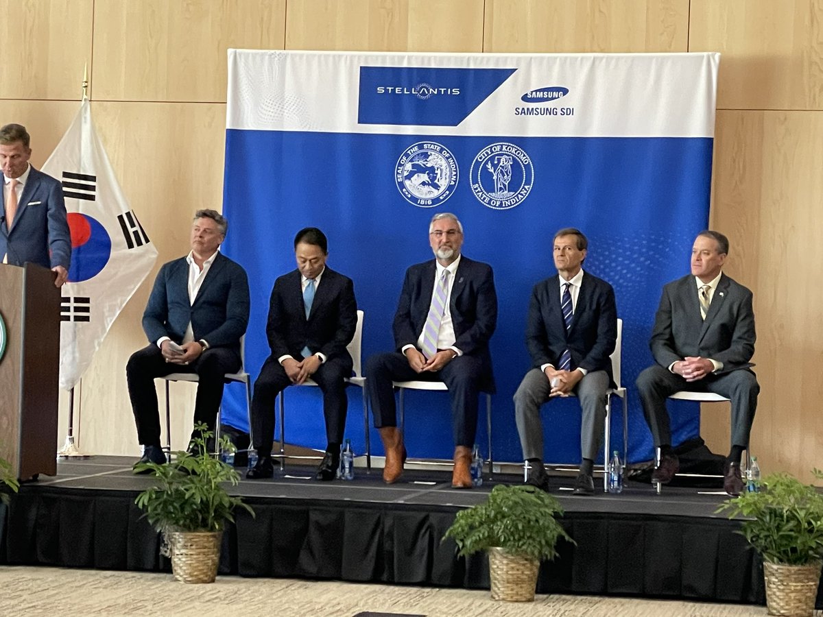 Officials from <a href="/StellantisNA/">Stellantis North America</a> &amp; Samsung SDI announce a $2.5 Billion joint venture and investment in a Lithium-Ion battery facility in Kokomo. They are joined by @GovHolcomb &amp; <a href="/MayorOfKokomo/">Kokomo Mayor Tyler Moore</a>