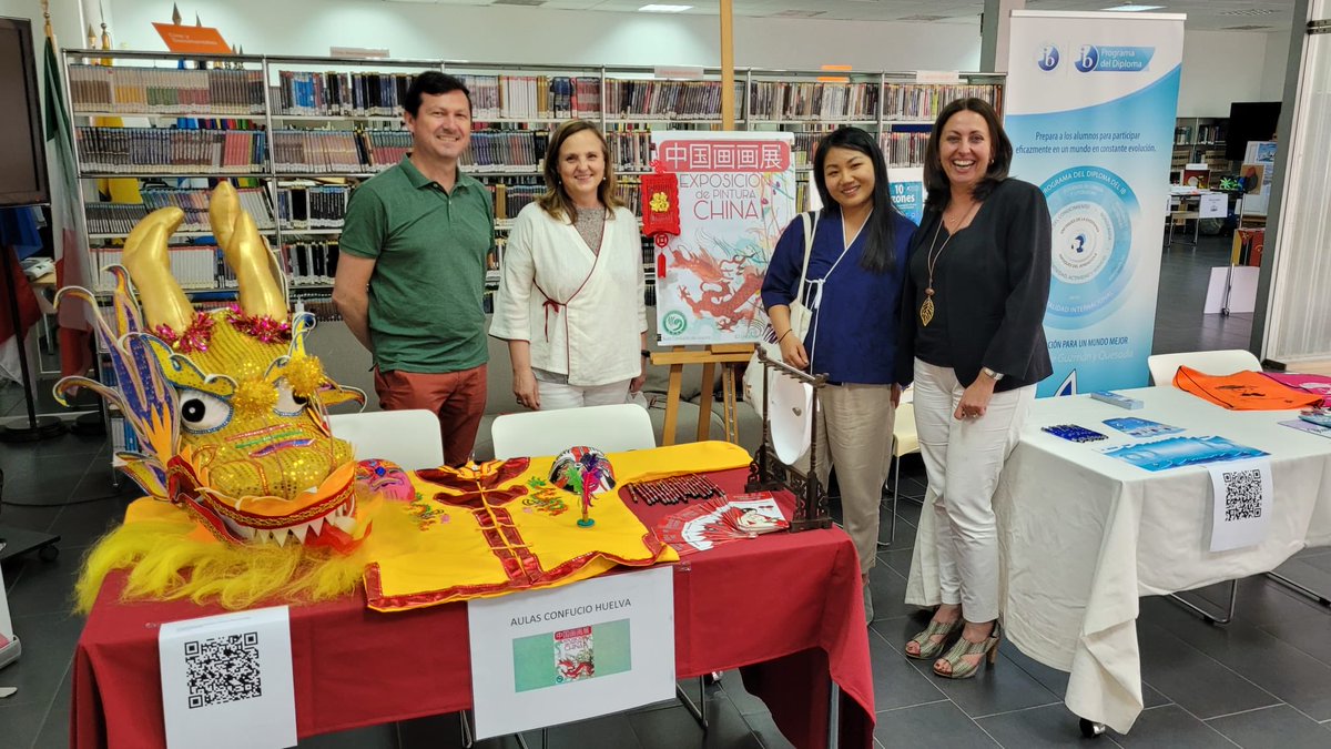 El IES Diego de Guzmán y Quesada participa en #feriaplurihuelva con un stand dedicado al Bachillerato Internacional y otro a la Enseñanza de Lengua China ⁦<a href="/cepdehuelva/">cephuelva</a>⁩ ⁦<a href="/ceparacena/">CEP Aracena</a>⁩ ⁦<a href="/cepbollullos/">CEP Bollullos Valverde</a>⁩ ⁦<a href="/Pluri_Huelva/">Plurilingüismo Huelva</a>⁩