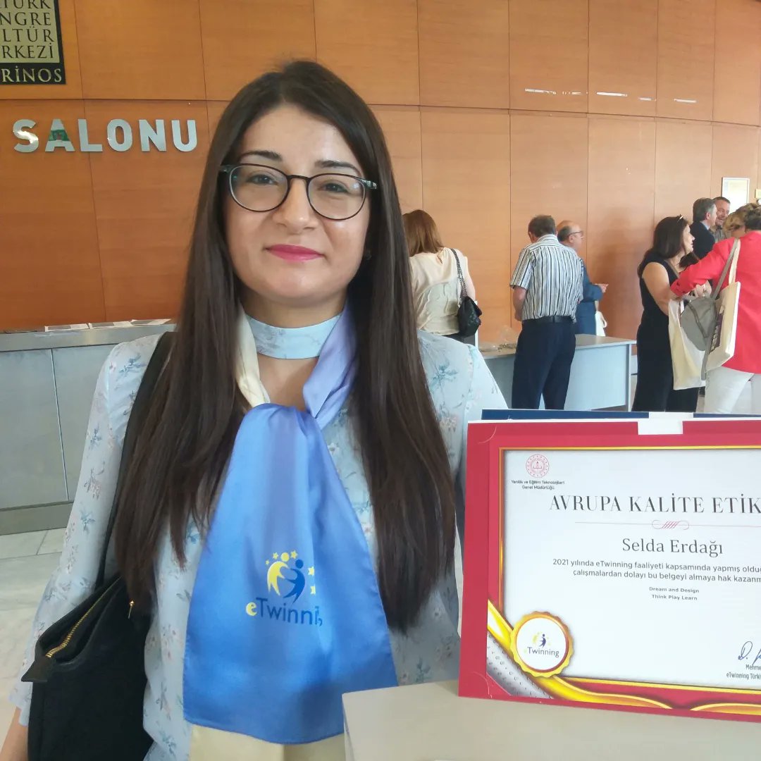 selda_erdag's tweet photo. 2021 yılı eTwinning projeleri kalite etiketi ödül töreni 💛💙
@alitekinilkokul 
@eTwinningorhgzi 
@eTwinningBursa 
@tretwinning https://t.co/nmEBjjQuag