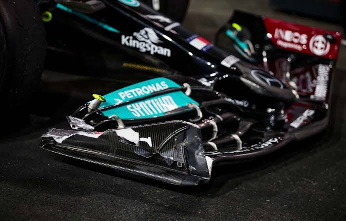 icerrari's tweet photo. Lewis Hamilton when he has damage on his car becomes an actual monster racing driver... This is insane https://t.co/fD0ett3oMM