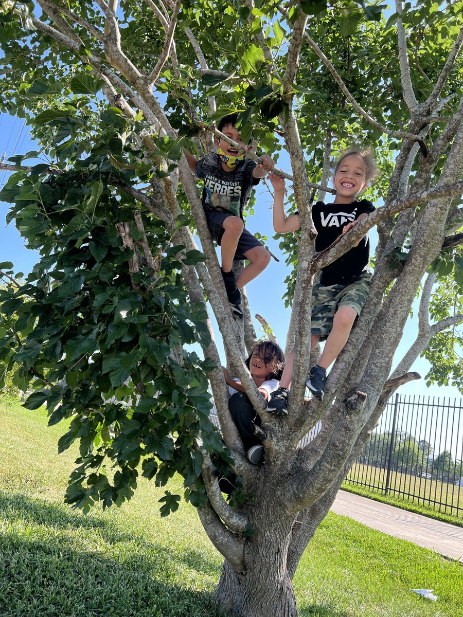 As the school year comes to an end, we want to say thank you to this amazing community! With your constant love and support, er get to continue our programs and see these big families with these wonderful kids!